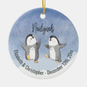 Niedliche Winterpinguine Mit Monogramm Neugeborene Keramik Ornament (Vorne)