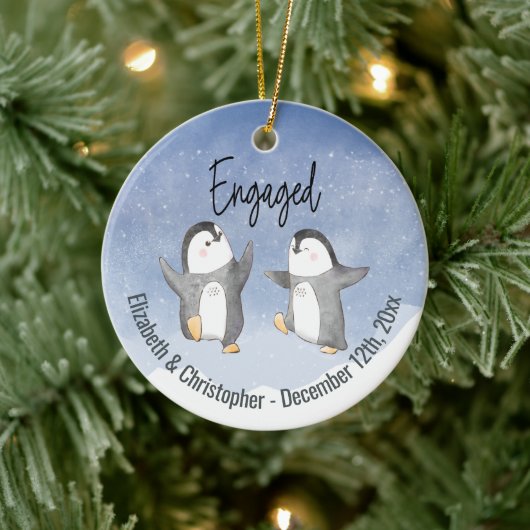 Niedliche Winterpinguine Mit Monogramm Verlobt Keramik Ornament (Baum)