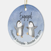 Niedliche Winterpinguine Mit Monogramm Verlobt Keramik Ornament (Links)