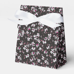 niedliche, winzige Blume in weißem Rosa mit schwar Geschenkschachtel