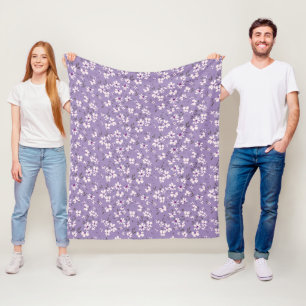 niedliche, winzige, lila Blume mit blauem Hintergr Fleecedecke
