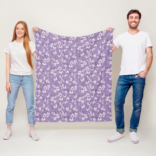 niedliche, winzige, lila Blume mit blauem Hintergr Fleecedecke (Beispiel)