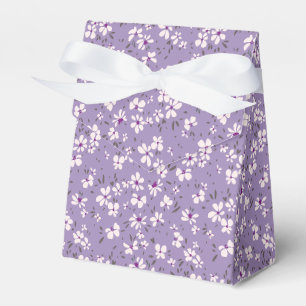 niedliche, winzige, lila Blume mit blauem Hintergr Geschenkschachtel