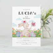 Niedliche Wolke Light Blue Oaster Bunny Baby Gebur Einladung (Stehend Vorderseite)