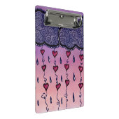 Niedliche Wolken, Herzen und Regentropfen Mini Klemmbrett (Schrägansicht)