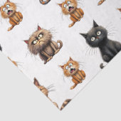 niedliche wütende schwarze Katze, graue Katze und  Seidenpapier (Detail)