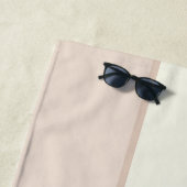 Niedliche Yoga-Frau in Pose Strandtuch (Beispiel)