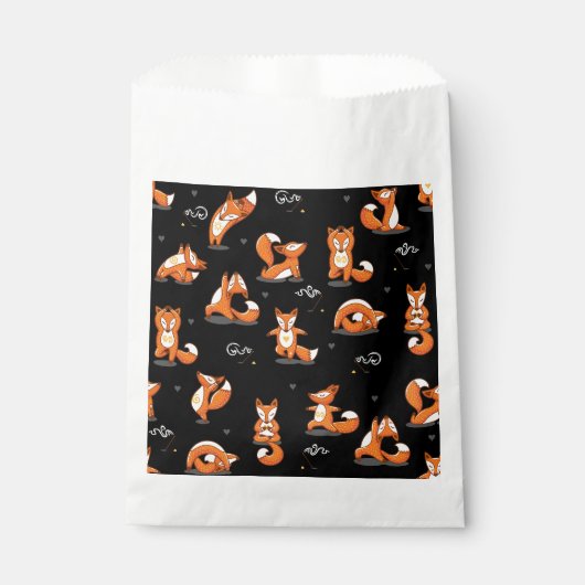 niedliche Yogafüchse, schwarz Geschenktütchen (Vorderseite)