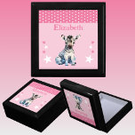 Niedliche Zebra-Sterne geben den Namen Pink Keepak Erinnerungskiste<br><div class="desc">Halten Sie die Geschenkboxen für Kinder. Personalisieren mit einem Namen. Mit einem niedlichen Zebra,  Polka Punkte und Sternen in den Farben Rosa und Weiß.</div>