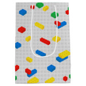 Niedliche Ziegel Gebäude Blockiert Kindermuster Mittlere Geschenktüte (Rückseite)