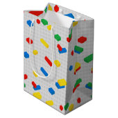 Niedliche Ziegel Gebäude Blockiert Kindermuster Mittlere Geschenktüte (Rückseite Schrägansicht)