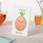 Niedliche Zwiebelgrün-Cartoon-Abbildung Sockelschild (In SItu)