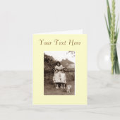 Niedliche Zwillingsmädchenschwestern und -katze Karte (Vorderseite)