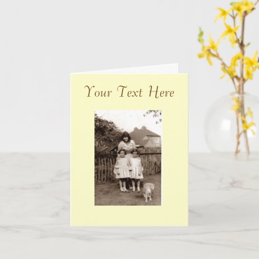 Niedliche Zwillingsmädchenschwestern und -katze Karte (Gelbe Blume)