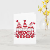 Niedlichen drei Gnome, die den Valentinstag Rotes  Karte (Gelbe Blume)