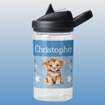 Niedlichen Löwen tragen Namen mit Sternen in Blau Trinkflasche<br><div class="desc">CamelBak Eddy® Wasserflasche für Kinder. Personalisieren mit einem Namen. Diese Wasserflasche hat einen niedlichen Löwen mit Sternen in den Farben blau und weiß.</div>