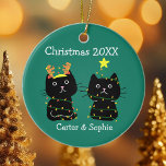 Niedlichen Weihnachtsbeleuchtung Individuelle Name Keramik Ornament<br><div class="desc">Dieses niedliche Weihnachtsschmuck hat 2 schwarze Kätzchen,  die in Weihnachtsbeleuchtung eingewickelt sind. Dieses hübsche,  grüne Urlaubssornament ist für Freunde oder Familienmitglieder,  die ihre zwei niedlichen Kätzchen Lieben,  individuell gestaltet. Monogramm ihre Namen in Weiß unter den bezaubernden Katzen.</div>