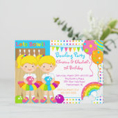 Niedlichen Zwillingsmädchen Bowling Geburtstagspar Einladung (Stehend Vorderseite)