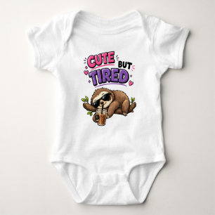 Niedlicher aber müder Faultier mit Eiskaffee Baby Strampler