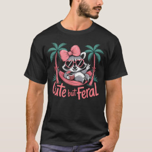 Niedlicher aber verwilderter lustiger Waschbär mit T-Shirt