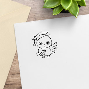 Niedlicher Abschluss in einem Hut, der eine Scroll Gummistempel