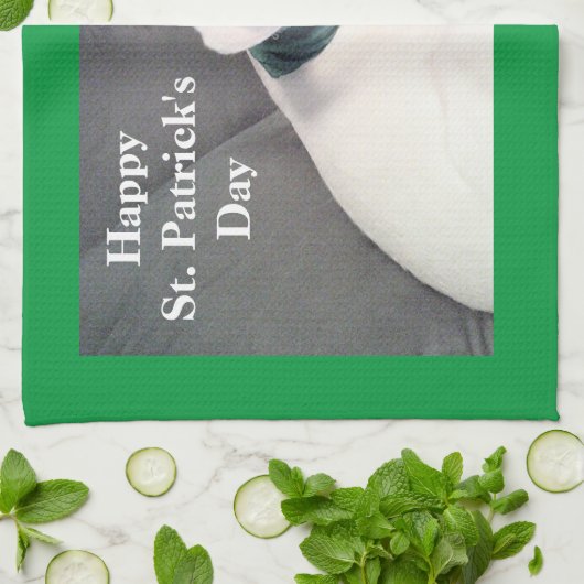 Niedlicher Adorable White Puppy Hund mit grünem Sc Geschirrtuch (Gefaltet)