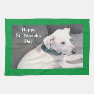 Niedlicher Adorable White Puppy Hund mit grünem Sc Geschirrtuch