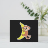 niedlicher Affe auf Banane Postkarte (Stehend Vorderseite)