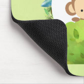 Niedlicher Affe, der aus Hinter Bush herausholt Mousepad (Ecke)