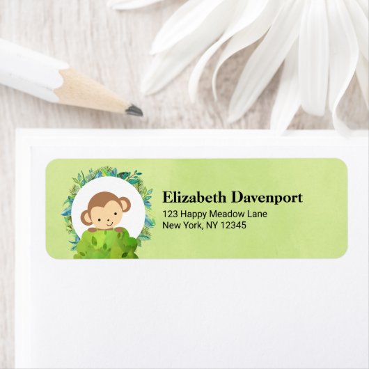 Niedlicher Affe, der von hinter Bush herbeiwindet (Insitu)