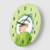 Niedlicher Affe, der von hinter Bush herbeiwindet Große Wanduhr (Winkel)
