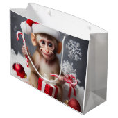 Niedlicher Affe mit Weihnachtsmannmütze Große Geschenktüte (Rückseite Schrägansicht)