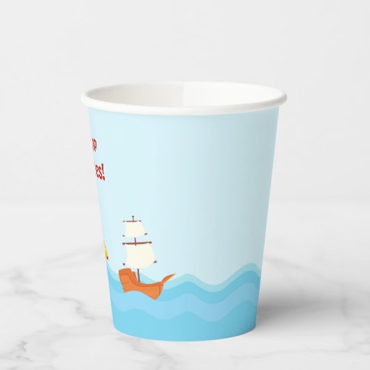 Niedlicher Afrikanischer Piratenjunge in Red Pappbecher (Links)