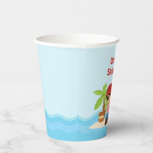 Niedlicher Afrikanischer Piratenjunge in Red Pappbecher (Rechts)