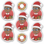 Niedlicher afrikanischer Weihnachtsjunge mit Brill Aufkleber<br><div class="desc">Set von sieben Vinyl-Aufklebern mit einer Illustration eines niedlichen kleinen,  glücklichen afroamerikanischen Jungen mit Brille,  der in Weihnachtskleider gekleidet ist und einen roten Hut des Weihnachtsmanns trägt; fünf Aufkleber des Jungen und zwei Aufkleber mit einem Weihnachtskranz</div>