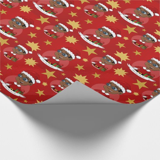 Niedlicher afrikanischer Weihnachtsjunge mit Brill Geschenkpapier (Ecke)