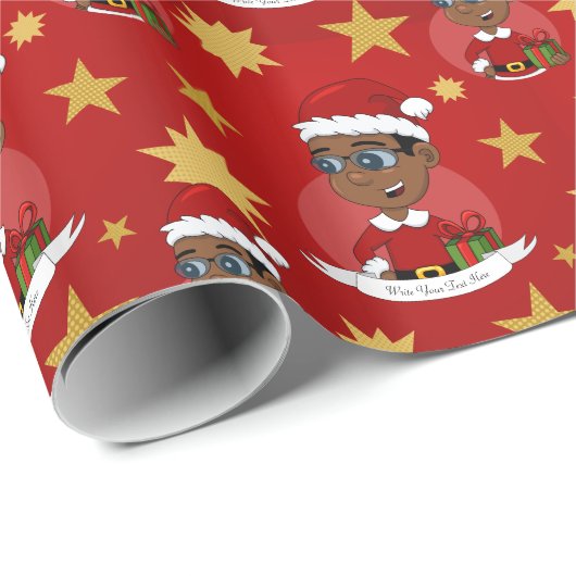 Niedlicher afrikanischer Weihnachtsjunge mit Brill Geschenkpapier (Rolleneckpunkt)