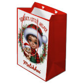 Niedlicher Afroamerikaner mit Welpenweihnachtsfest Mittlere Geschenktüte (Rückseite Schrägansicht)