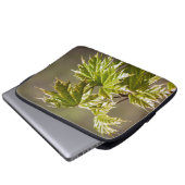 Niedlicher Ahornzweig mit kleinen Blätter Laptopschutzhülle (Vorne Knopf)