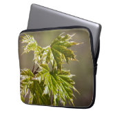 Niedlicher Ahornzweig mit kleinen Blätter Laptopschutzhülle (Vorderseite Links)