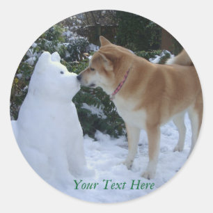 niedlicher Akita-Hund küsst Schneemann-Hund Runder Aufkleber