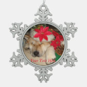 niedlicher Akita Hund schlafend Weihnachtsmützen Schneeflocken Zinn-Ornament (Vorderseite)