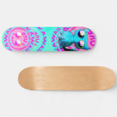 Niedlicher Animeentwurf mit Katze und Text Skateboard (Horizontal)