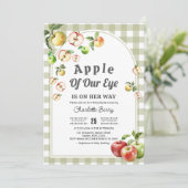 niedlicher Apfel unserer Augenbabydusche Einladung (Stehend Vorderseite)