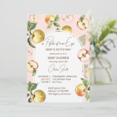 niedlicher Apfel unserer Augenbabydusche Einladung (Stehend Vorderseite)