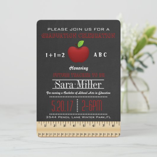 Niedlicher Apple Teacher Abschluss Einladung (Stehend Vorderseite)