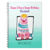 Niedlicher Aquarellbär mit einem kronenfreudigen G Notizblock (Vorderseite)