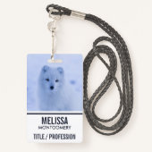 Niedlicher arktischer Fox im Hintergrund des schne Ausweis (Rückseite mit Schlüsselband)