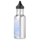 Niedlicher arktischer Fox im Hintergrund des schne Edelstahlflasche (Rechts)