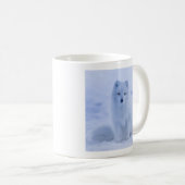 Niedlicher arktischer Fox im Hintergrund des schne Kaffeetasse (VorderseiteRechts)